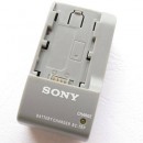 Sony NP-FH70 - Сетевое зарядное устройство (Совместимо со следующими батарейками - NP-FH100 / NP-FH30 / NP-FH40 / NP-FH50 / NP-FH60 / NP-FP50 / NP-FP70 / NP-FP71 / NP-FP90)